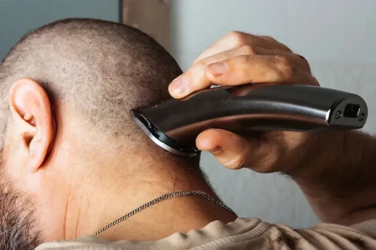 Se raser les cheveux : la psychologie derrière ce geste